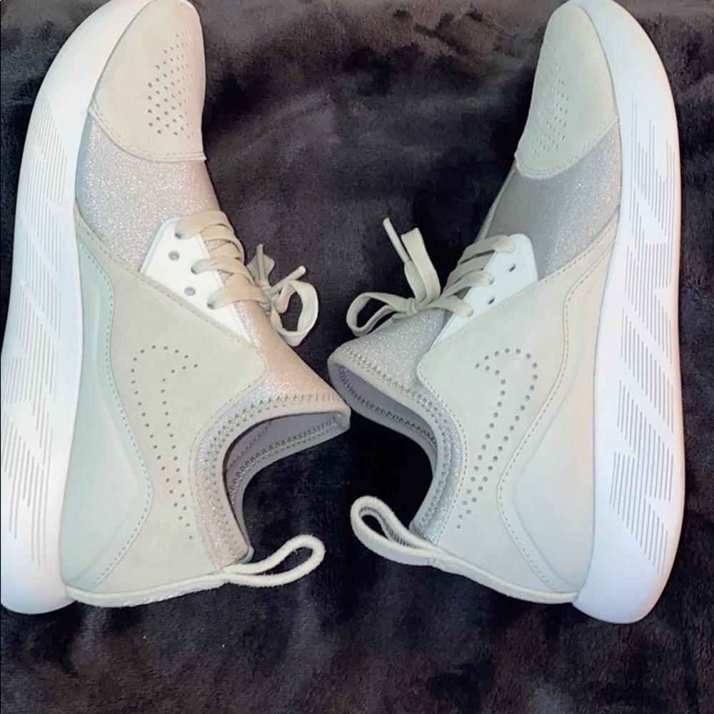 Women’s Nike tennis shoes - Picture 3 of 5